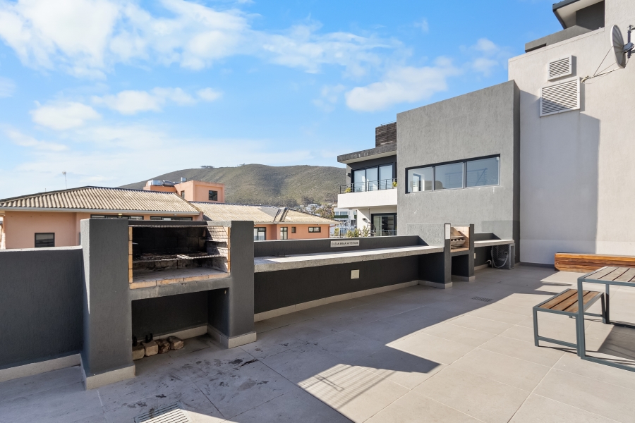 2 Bedroom Property for Sale in Sea Point Western Cape